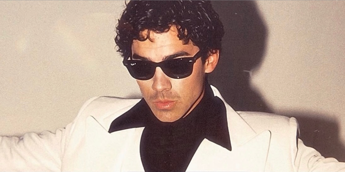 Joe Jonas was seen wearing the iconic Ray-Ban Wayfarer 2140 901/58 Polarised sunglasses, photographed by Alejandro Laurel in 2025.