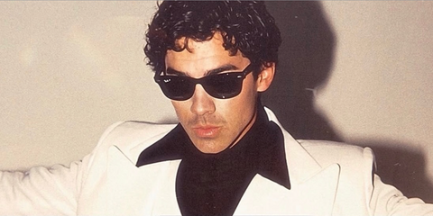 Joe Jonas was seen wearing the iconic Ray-Ban Wayfarer 2140 901/58 Polarised sunglasses, photographed by Alejandro Laurel in 2025.