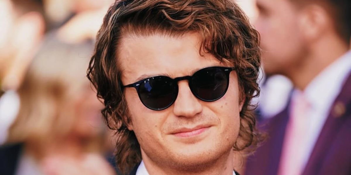 Joe Keery, also known as DJO, was seen wearing black Oliver Peoples N.02 Sun OV5529SU 1731/R5 round sunglasses to attend the 2024 Critic's Choice Movie Awards