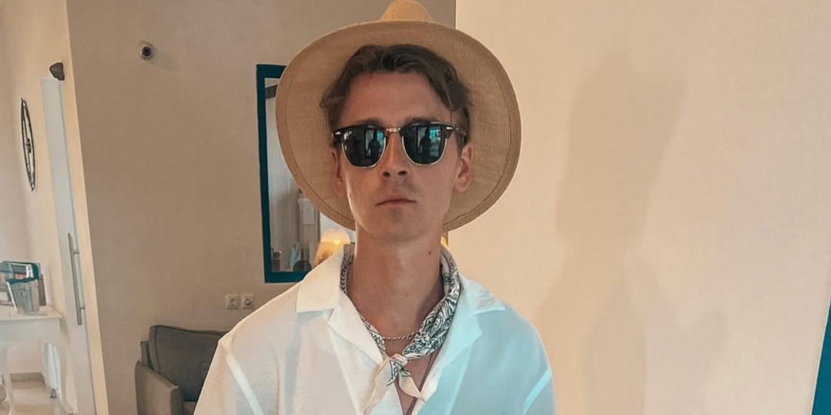 Joe Sugg was seen wearing the iconic Ray-Ban Clubmaster 3016 W0365 Black half-rim sunglasses in his Instagram post