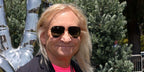 American rock guitarist Joe Walsh was seen wearing silver Ray-Ban RB 3449 003/8G sunglasses at the Ringo Starr's Peace & Love Birthday in Beverly Hills, July 2021. Shop online now on Pretavoir