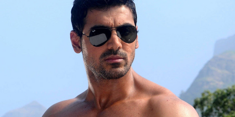 Bollywood actor John Abraham was seen wearing Ray-Ban Aviator RB 3025 L2823 Black/Green sunglasses. Shop online now on Pretavoir