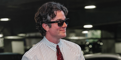 Actor and comedian John Mulaney was seen wearing black Ray-Ban Wayfarer Reverse RB R0502S 6677/VR sunglasses on the Day 3 of US Open 2025. Shop online now on Pretavoir