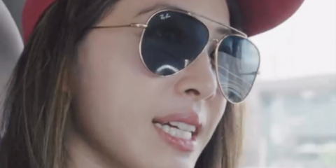Taiwanese singer Jolin Tsai was seen wearing rose gold Ray-Ban Aviator Reverse RB R0101S 9202/3A sunglasses with blue lenses in Dubai, shared through her Instagram reel in December 2025.