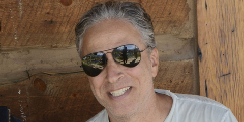 Comedian and The Daily Show host Jon Stewart was seen wearing Ray-Ban Aviator RB 3025 L2823 Black/Green sunglasses at the Telluride Film Festival 2014. Shop online now on Pretavoir