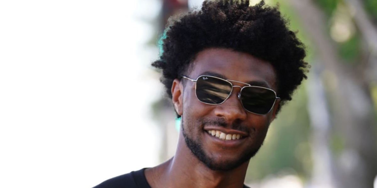 Actor Jonathan Daviss was seen wearing gunmetal Ray-Ban Caravan Reverse RB R0102S 004/GR sunglasses with dark grey lenses in Los Angeles, August 2023.