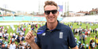 English cricketer Jos Buttler was seen wearing black Ray-Ban Justin 4165 601/8G sunglasses with grey gradient lenses while celebrating England's victory at the Cricket World Cup 2019. Shop online now on Pretavoir