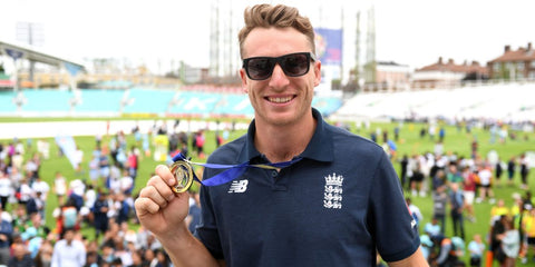 English cricketer Jos Buttler was seen wearing black Ray-Ban Justin 4165 601/8G sunglasses with grey gradient lenses while celebrating England's victory at the Cricket World Cup 2019. Shop online now on Pretavoir