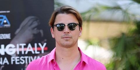 Josh Hartnett was seen wearing the iconic black and gold Ray-Ban Clubmaster 3016 W0365 half-rim sunglasses to attend the Filming Italy 2022 photo call