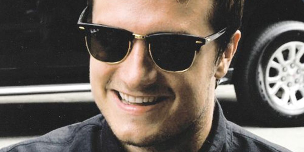 Josh Hutcherson was seen wearing the iconic Ray-Ban Clubmaster RB 3016 901/58 Polarised black sunglasses. Shop online now on Pretavoir