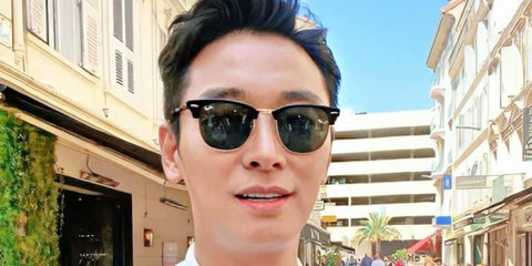 South Korean actor Ju Ji-hoon was seen wearing the iconic Ray-Ban Clubmaster 3016 W0365 Black sunglasses in 2020. Shop online now on Pretavoir