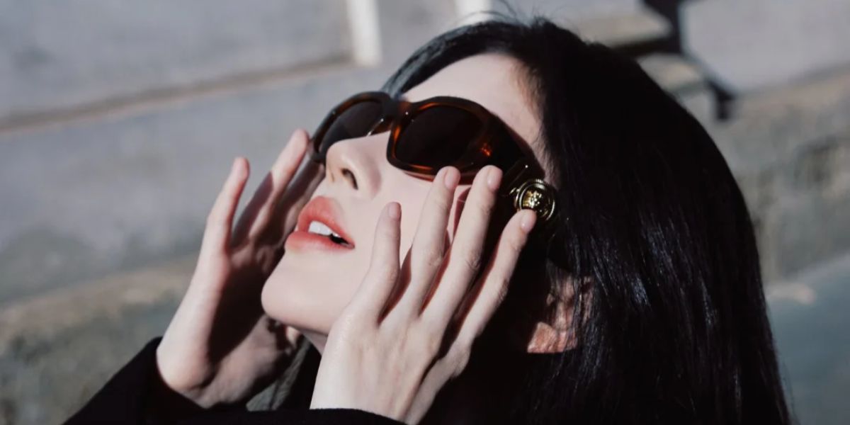 Chinese actress Ju Jingyi was seen wearing tortoiseshell Versace 4361 5217/73 Medusa Biggie sunglasses during Milan Fashion Week season Spring/Summer 2026. Shop online now on Pretavoir