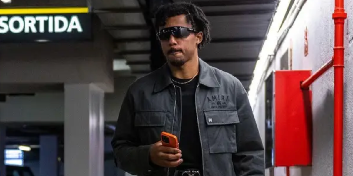 Jules Kounde was seen wearing black Oakley Radar EV Path OO9208 52 Prizm sunglasses