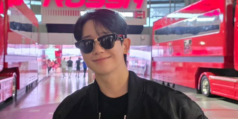 South Korean actor Jung Hae-in was seen wearing ASAP Rocky Blacked Out Collection Ray-Ban Mega Clubmaster RB 0316S 6826/J5 sunglasses at the F1 Grand Prix of Abu Dhabi 2025.