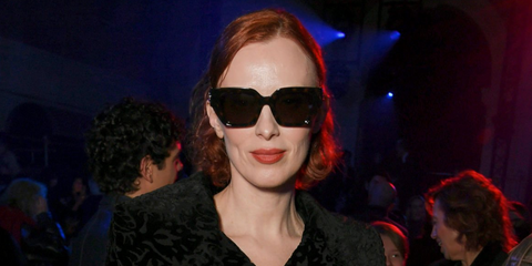 Supermodel Karen Elson was seen wearing tortoiseshell Burberry BE4472U 3002/73 sunglasses at the Burberry Fall/Winter 2026 fashion show during London Fashion Week.
