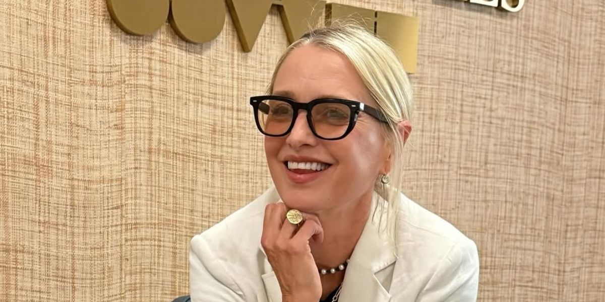 Emmy Award-winning actress Katherine LaNasa was seen wearing Oliver Peoples N.06 OV5546U 1772 optical glasses in her Instagram post, July 2024. Shop online now on Pretavoir
