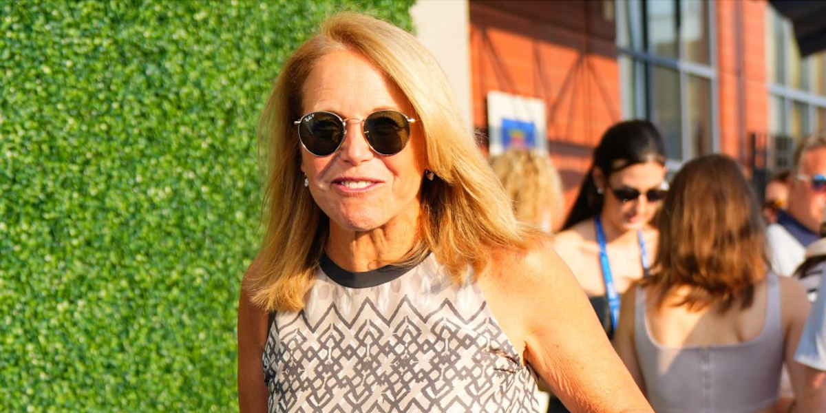 Journalist and television presenter Katie Couric was seen wearing Ray-Ban Round Metal 3447 11258 Polarised sunglasses at the US Open 2024. Shop online now on Pretavoir