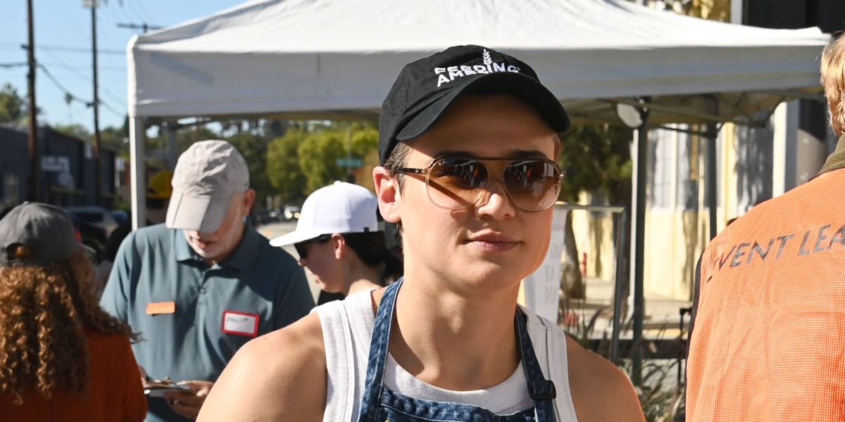 Actress Katy O'Brian was seen wearing Ray-Ban Bill RB 2198 1292/51 sunglasses at the Feeding America's Thanksgiving Volunteer Event in Los Angeles, November 2025.