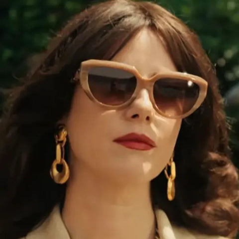 Kaya Scodelario was seen wearing striped topaz Tiffany & Co TF4238U 84358D sunglasses with violet to pink gradient lenses in The Gentlemen season 2.