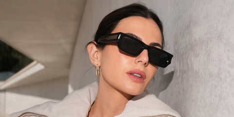 Model Kelly Piquet was seen wearing black Saint Laurent Sun SL 660 001 sunglasses in her Instagram post.