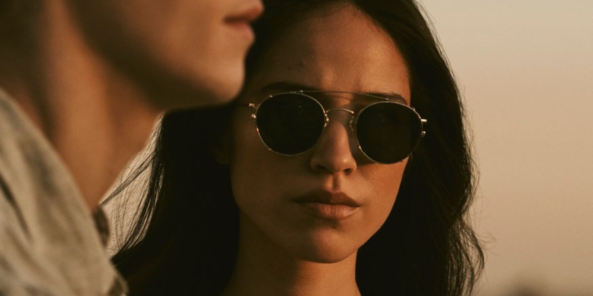 Kelsey Asbillle was seen wearing Oliver Peoples Coleridge sunglasses and Oliver Peoples Coleridge OV1186C 5035/71 Clip-On Only in the Oliver Peoples campaign alongside Hero Fiennes