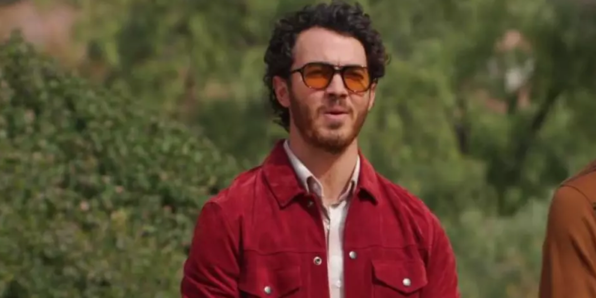 Kevin Jonas was seen wearing black Garrett Leight Doc 2109 BIO BK/SFDES sunglasses with yellow lenses in Claim To Fame, season 2 episode 5. Shop online now on Pretavoir
