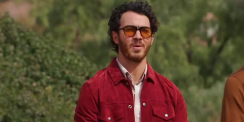 Kevin Jonas was seen wearing black Garrett Leight Doc 2109 BIO BK/SFDES sunglasses with yellow lenses in Claim To Fame, season 2 episode 5. Shop online now on Pretavoir
