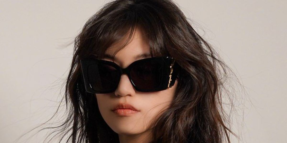 South Korean actress and singer of the girl group Weki Meki was seen wearing black Saint Laurent Sun Blaze SL M119 001 sunglasses. Shop online now on Pretavoir