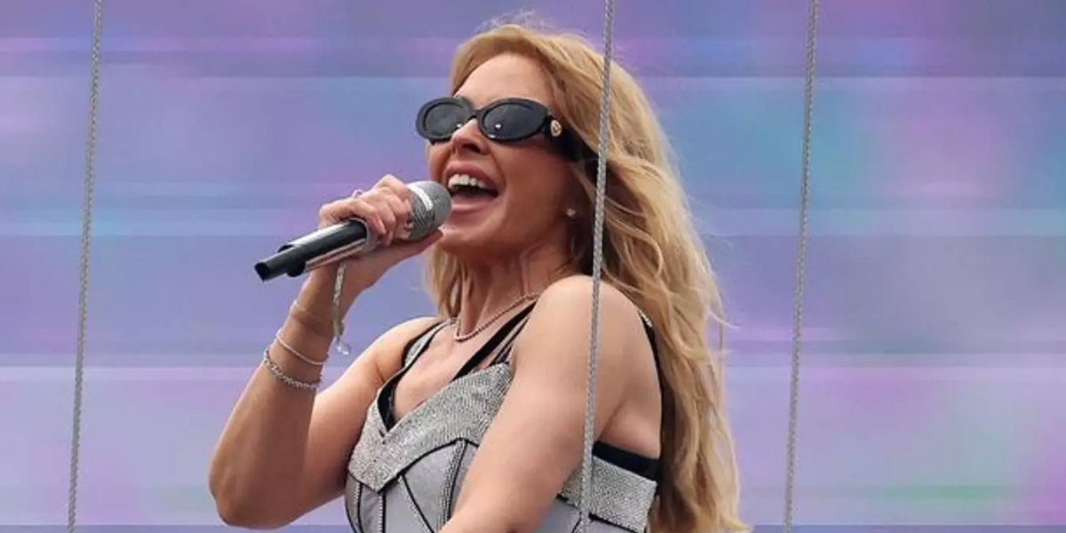 Kylie Minogue wore black Dolce&Gabbana DG4537 501/87 sunglasses at the Australian Football League Grand Final 2026.