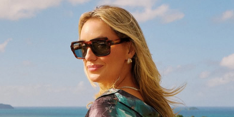 American country singer Lainey Wilson was seen wearing tortoise Ray-Ban Magellan RB 4408 1398/80 sunglasses with blue lenses in New Zealand, shared through her Instagram post in February 2026.