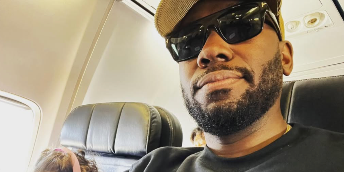 Lamorne Morris was seen wearing Tom Ford Dunning-02 TF907 01V square sunglasses during a flight, shared on Instagram