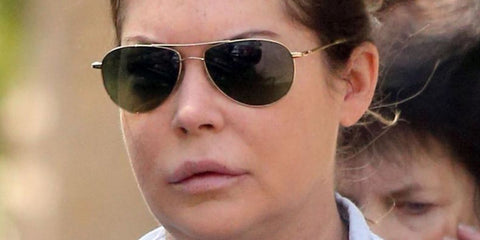 Actress Lara Flynn Boyle was seen wearing gold Oliver Peoples Benedict OV1002S 5037/BH sunglasses with green gradient lenses. Shop online now on Pretavoir