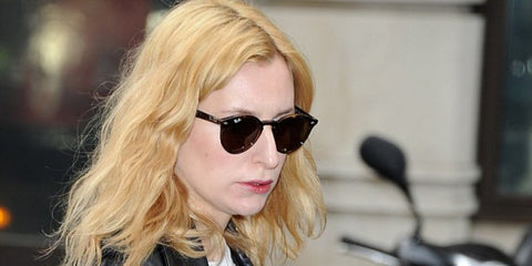 Downtown Abbey actress Laura Carmichael was seen wearing tortoiseshell Ray-Ban 2180 710/73 Round sunglasses in London. Shop online now on Pretavoir