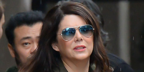 Actress Lauren Graham was seen wearing gold Ray-Ban Aviator 3025 001/3F Blue Gradient sunglasses in New York City. Shop online now on Pretavoir
