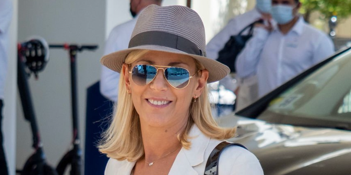 French journalist and TV presenter Laurence Ferrari was seen wearing gold Ray-Ban Aviator 3025 001/3F Blue Gradient sunglasses at the Cannes FIlm Festival 2021. Shop online now on Pretavoir