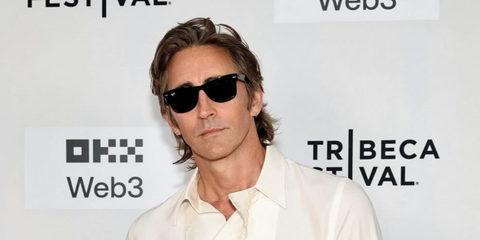 Actor Lee Pace was seen wearing the iconic Ray-Ban Wayfarer 2140 901 Black sunglasses at the Tribeca Film Festival 2025. Shop online now on Pretavoir