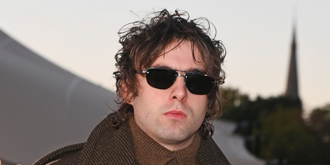 Model and musician Lennon Gallagher was seen wearing matte grey silver Burberry BE3164 1316/6G sunglasses at the Burberry Spring/Summer 2026 fashion show during London Fashion Week. Shop online now on Pretavoir