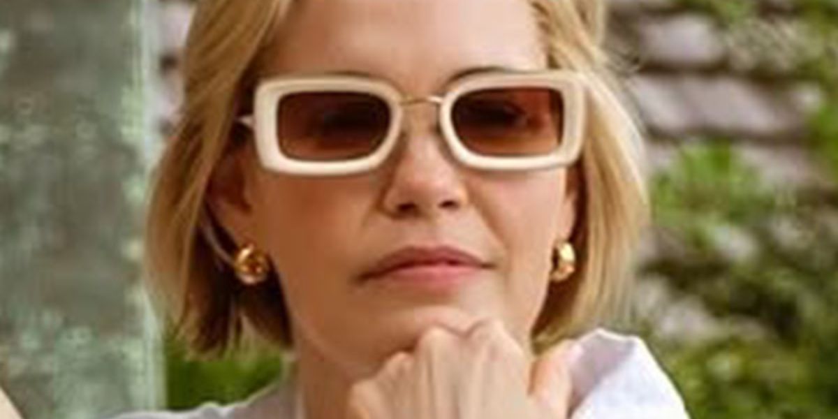 Leslie Bibb was seen wearing ivory white and gold Matsuda Sun M3124 BG-MW rectangular sunglasses with Brown Gradient lenses in The White Lotus season 3 episode 1