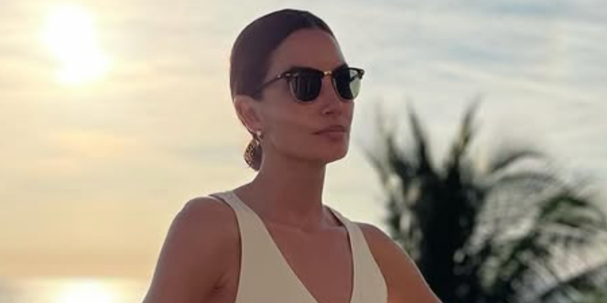 Lily Aldridge was seen wearing the iconic Ray-Ban Clubmaster 3016 W0365 Black sunglasses in her Instagram post, February 2024.