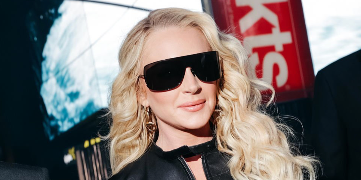 Lindsay Lohan was seen wearing black Gucci GG2276S 001 angular shield sunglasses at the Gucci Cruise 2027 fashion show in Times Square, New York City.