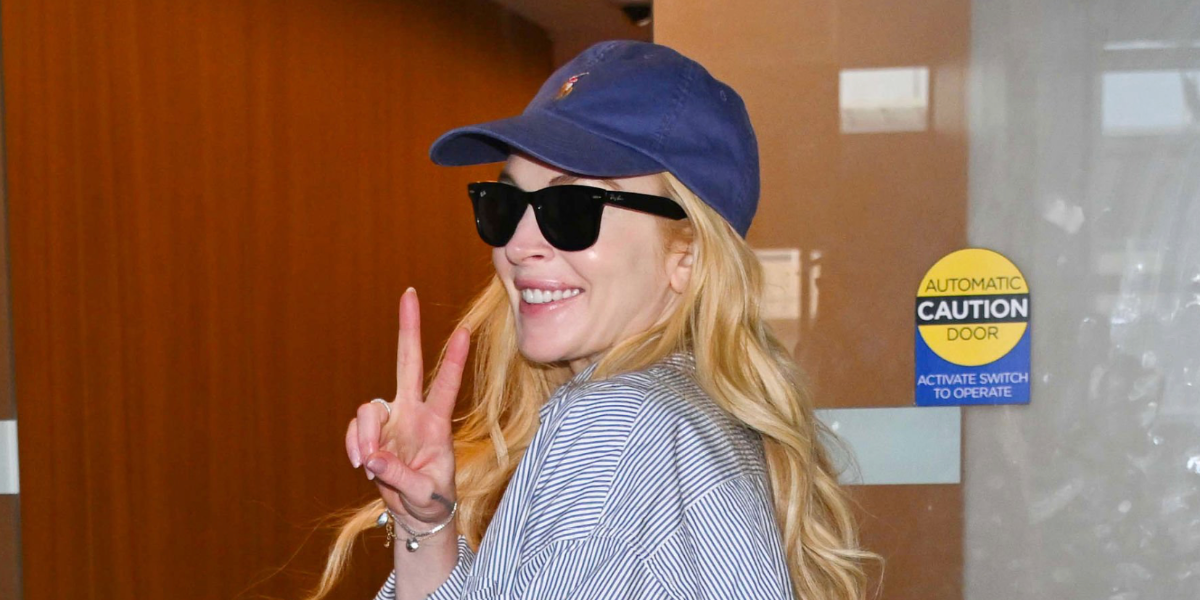 Lindsay Lohan was seen wearing the iconic Ray-Ban Wayfarer 2140 901 Black sunglasses at JFK airport in July 2025. Shop online now on Pretavoir