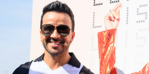 Despacito singer Luis Fonsi was seen wearing black Ray-Ban Aviator Reverse RB R0101S 002/GR sunglasses at a press conference in Madrid