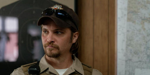 Actor and musician Luke Grimes was seen wearing black Oakley Flak 2.0 XL OO9188 72 Prizm Polarised in the 2025 movie "Eddington" as Guy. Shop online now on Pretavoir