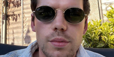 Bridgerton actor Luke Newton was seen wearing Ray-Ban Oval RB 3547 001/31 sunglasses in a social media post.