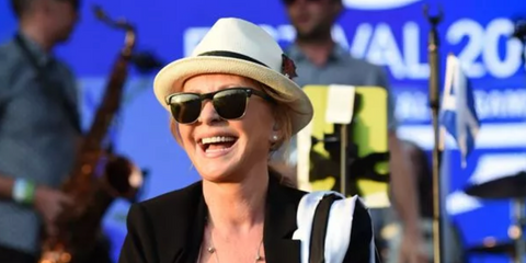 Scottish singer and actress Lulu was seen wearing black and gold Ray-Ban Clubmaster Oversized RB 4175 877 half-rim sunglasses. Shop online now on Pretavoir