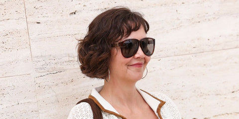 Maggie Gyllenhaal was seen wearing tortoiseshell Miu Miu MU A08S 26E80Q oversized sunglasses with grey lenses at the Venice Film Festival 2025. Shop online now on Pretavoir