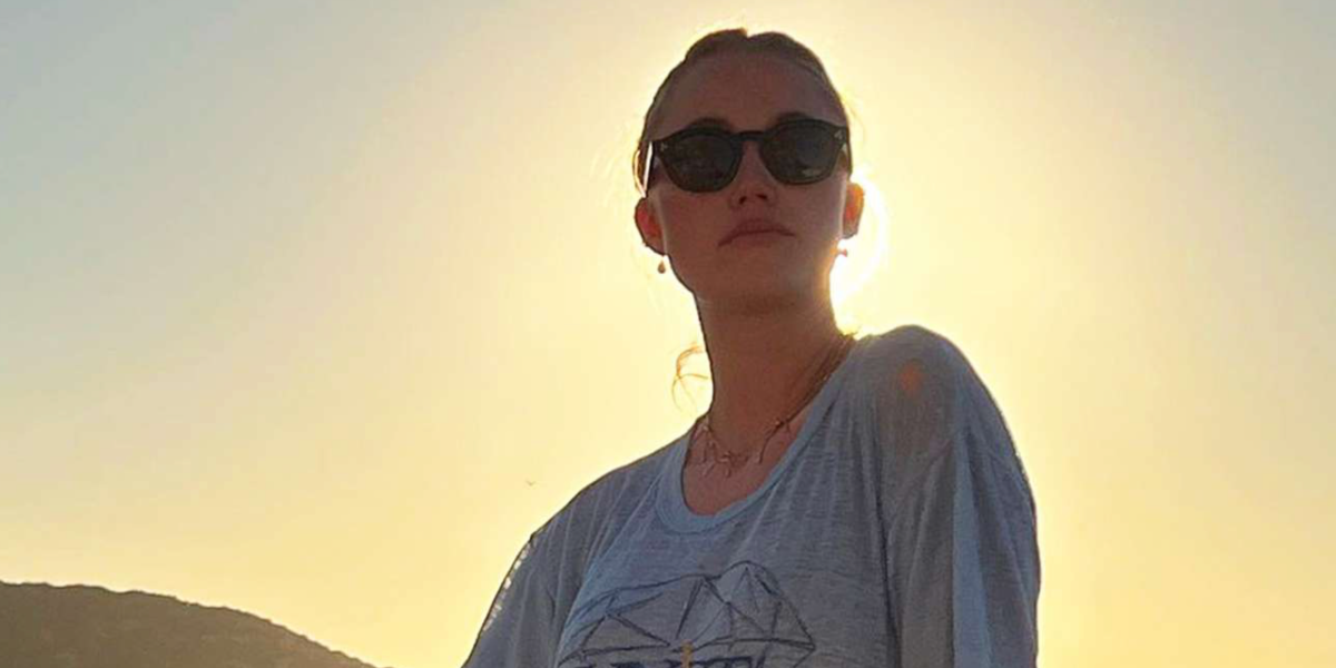 Maika Monroe was seen wearing black Oliver Peoples Boudreau L.A OV5382SU 1005/73 sunglasses in a feature on People.com