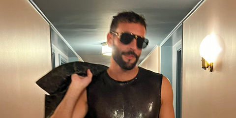 Italian singer Marco Mengoni was seen wearing black and gold Versace 2251 1002/87aviator sunglasses in his Twitter / X post, March 2023. Shop online now on Pretavoir