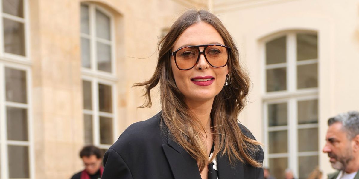 Tennis champion Maria Sharapova was seen wearing tortoiseshell Saint Laurent Sun SL 596 Dune 003 aviator sunglasses with light brown lenses at the Valentino Fall/Winter 2024 fashion show during Paris Fashion Week