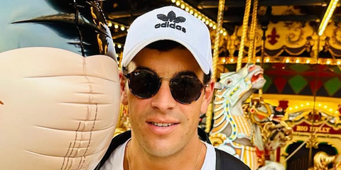 Mario Casas wears Ray-Ban RB 2204 902/51 sunglasses at Disneyland Paris